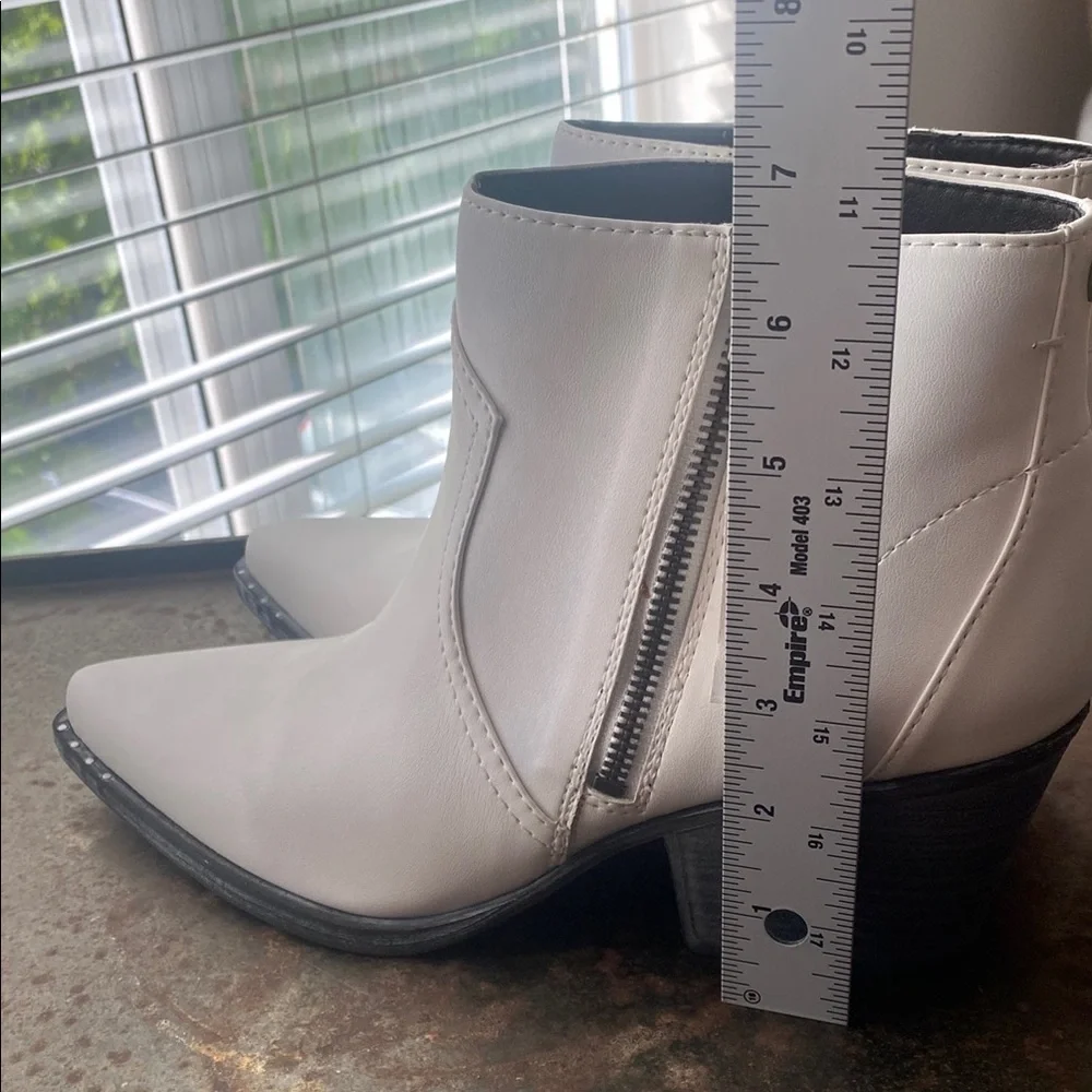 Sam Edelman Ladies Whistler White Ankle Boots Pointed Toes w/ Stud Accents. Sz 9 - Picture 14 of 15